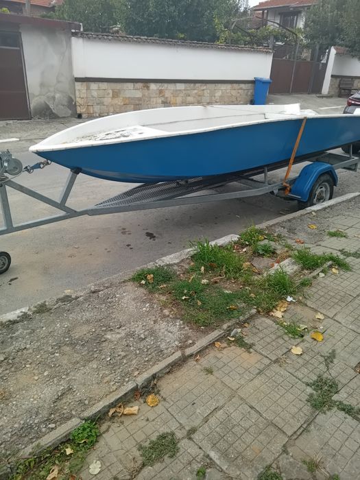 Лодка с мотор и колисар