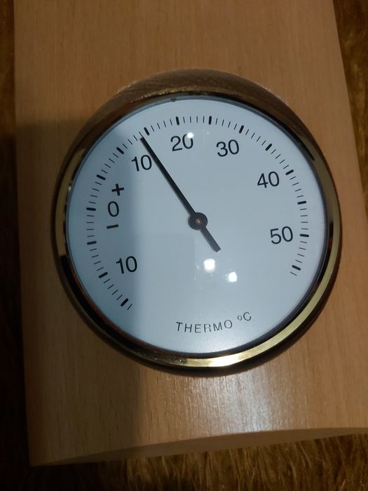 Влагомер,барометър, термометър.