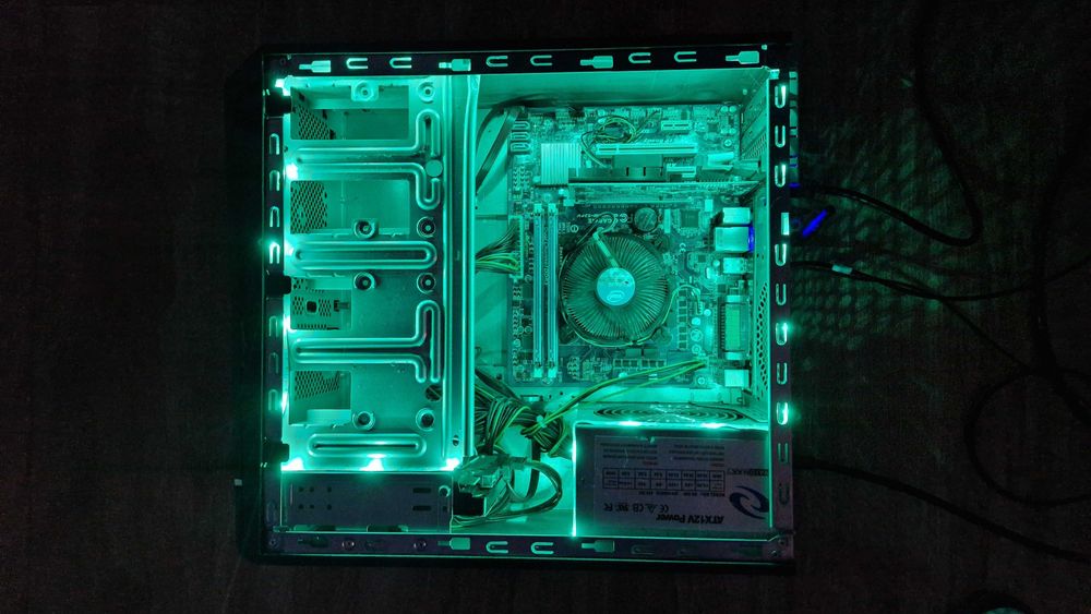 Vand PC Gaming i5 Quad/Green/8GB/1TB/AMD R5 230/WiFi/W11 la 300lei