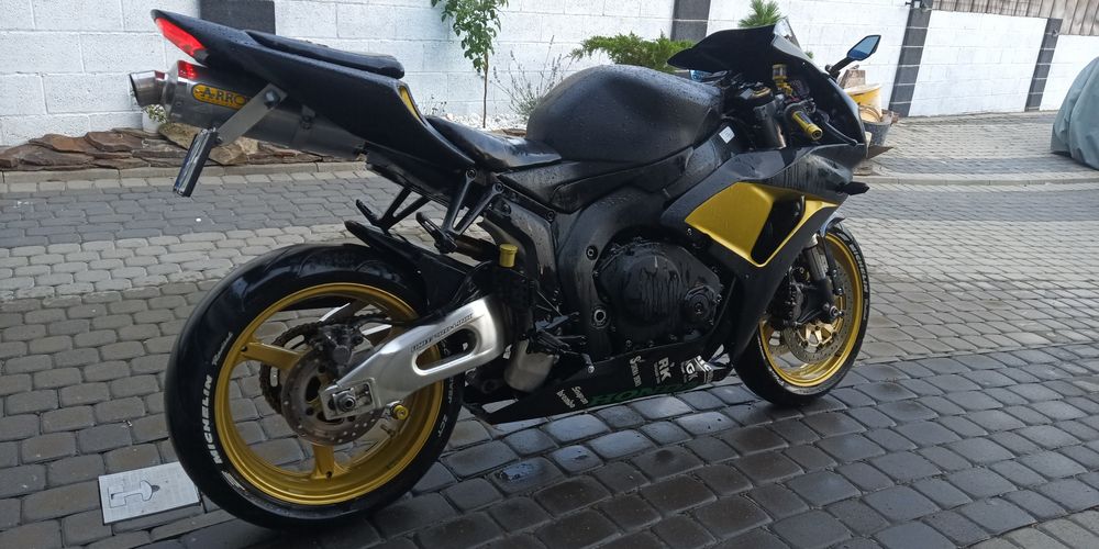 Honda CBR 1000 R  2006   (se conduce cu A2)