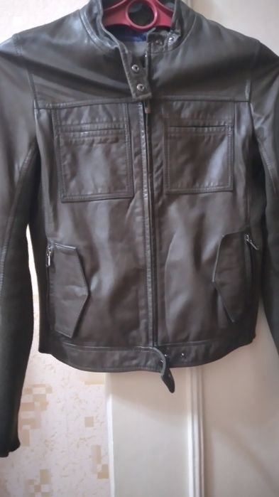 Продаю фирменную куртку женскую trussardi