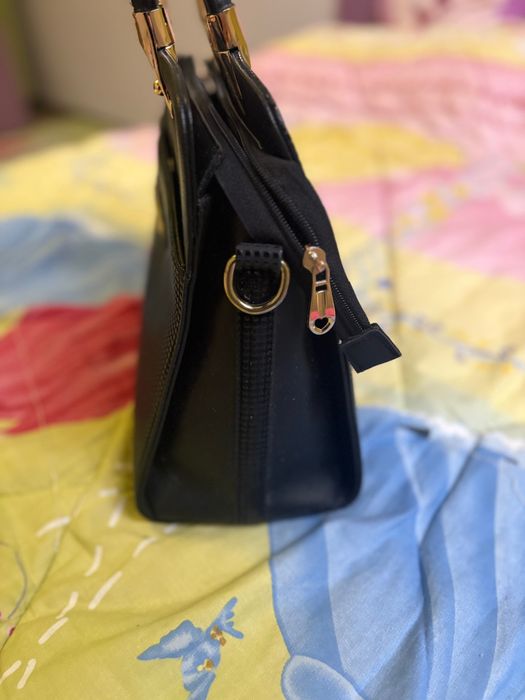 Дамска чанта,която не е носена и е чисто нова