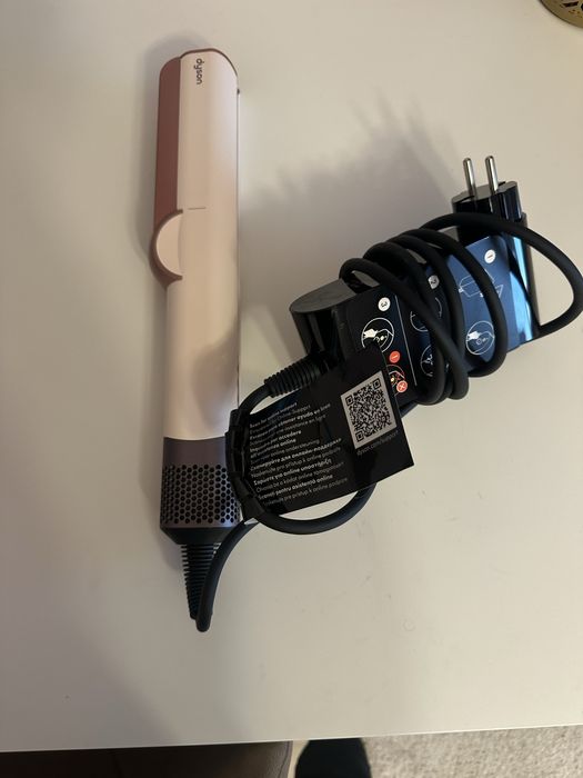 Aparat de intins parul Dyson