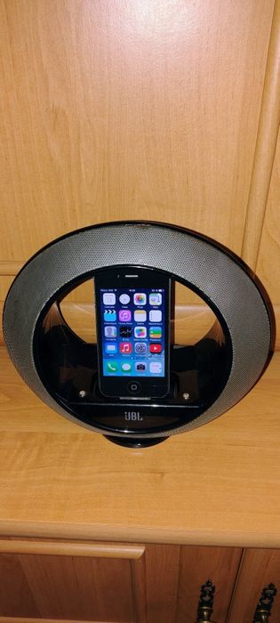 Boxa portabila JBL cu incarcator și iPhone 4s inclus
