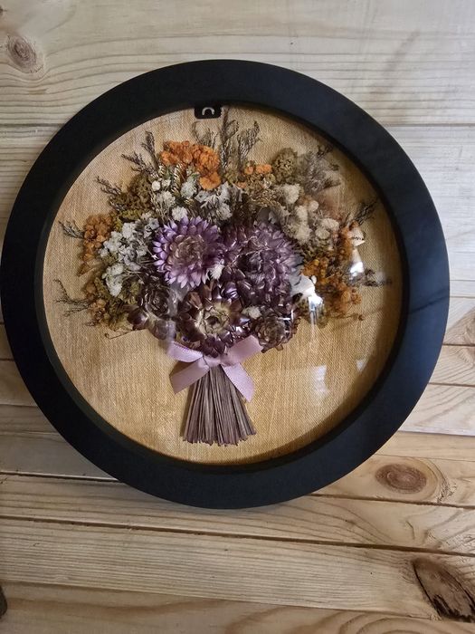 Tablou rotund cu flori fonservate