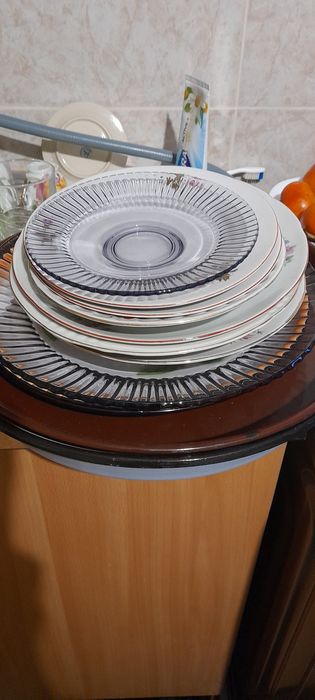 Тави емайлирани, чинии порцеланови и стъклени