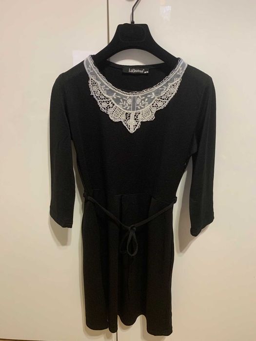 Rochie neagra cu cordon si guler alb