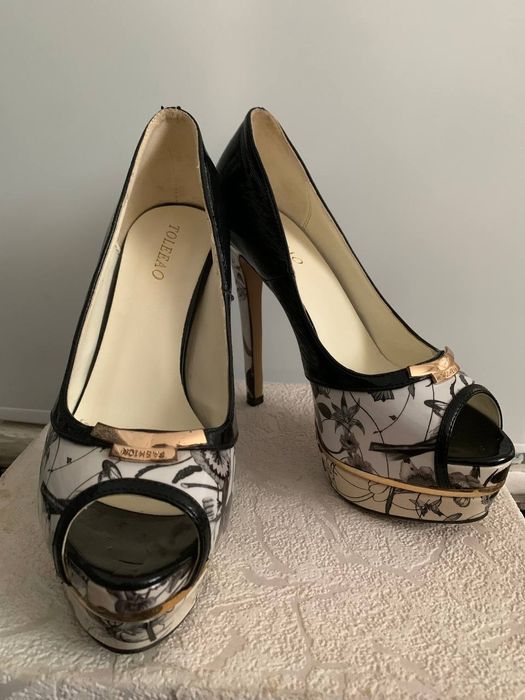 Ayollar uchun baland poshnali tufli