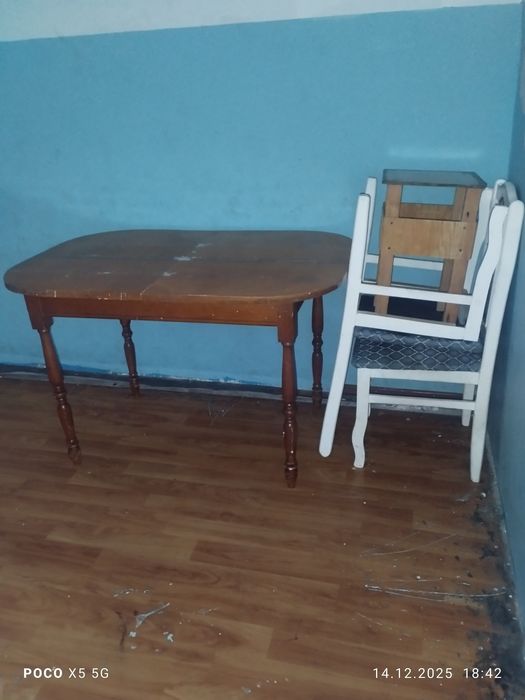 Продам стол и стулья бу