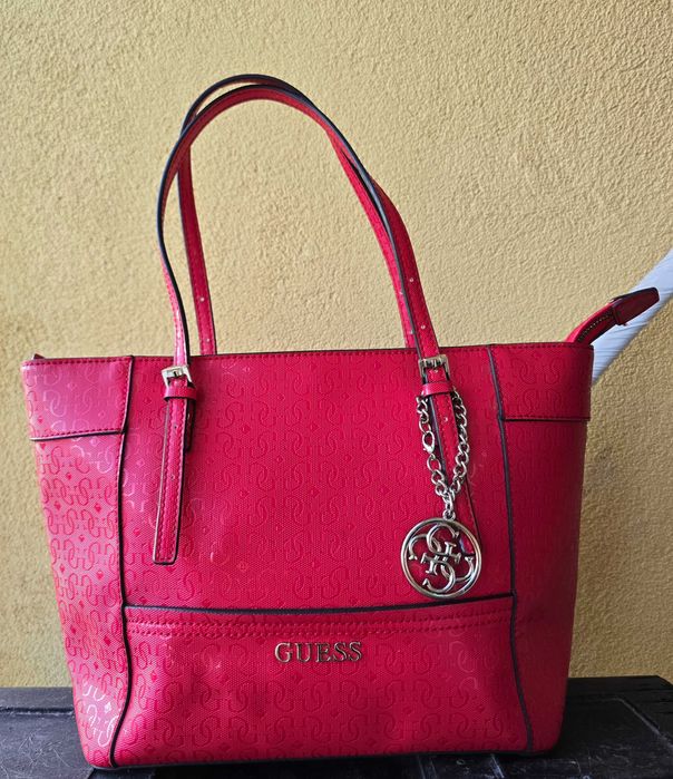 Guess оригинална дамска чанта в малиново червен цвят