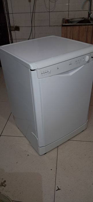 Посудомоечная машина Индезит,на запчасти, не моет.
