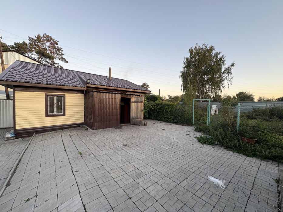 Домик с баней, беседкой.