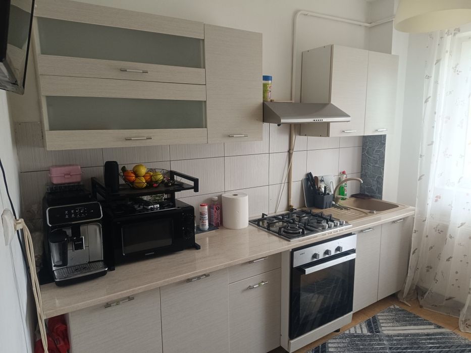 INCHIRIEZ APARTAMENT cu 3 camere in centru