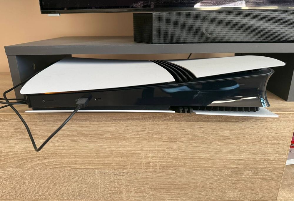 Продавам ps5 pro 2TB