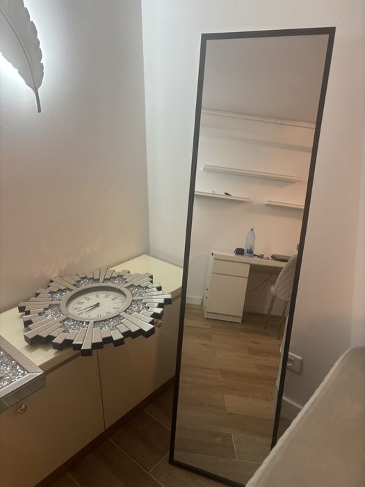 Oglinda cu picior si rama neagra