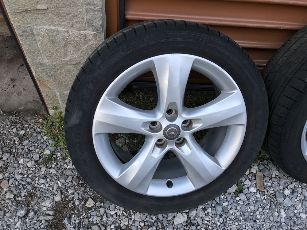 Алуминиеви джанти с летни гуми 215/50R17,Опел Астра H,2010г.