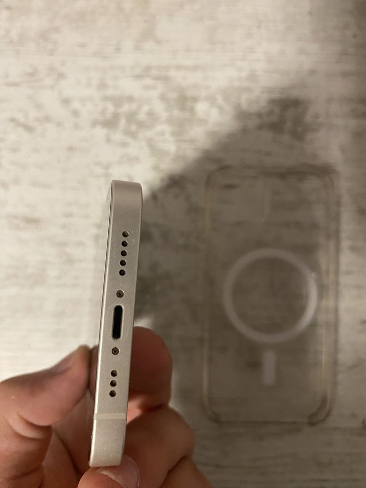 Vand iphone 13 alb 256gb 1850 lei
