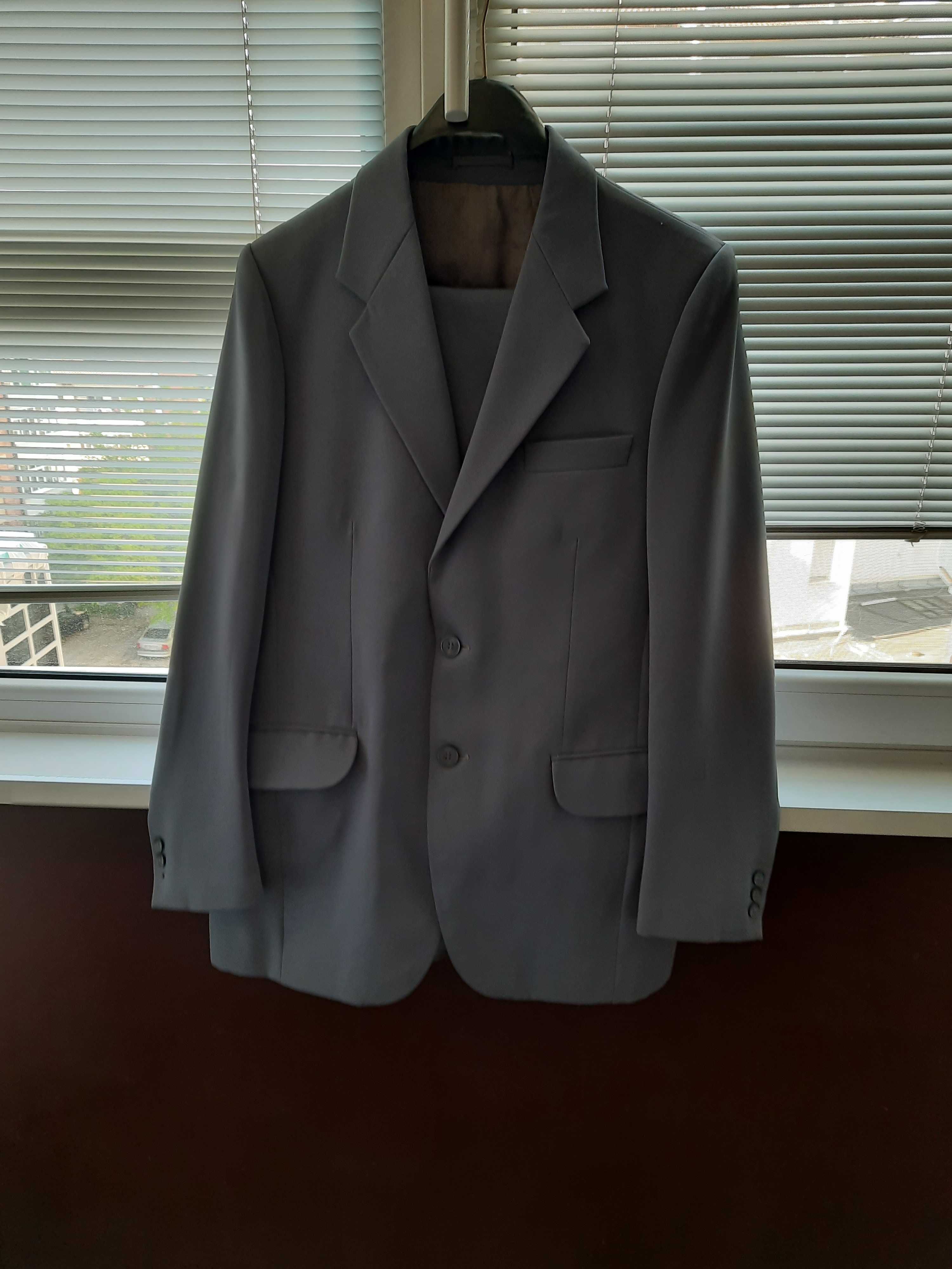 Мъжки костюм - сив, плътна коприна, размер 50