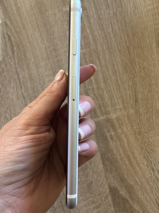 Продавам IPhone se 2020