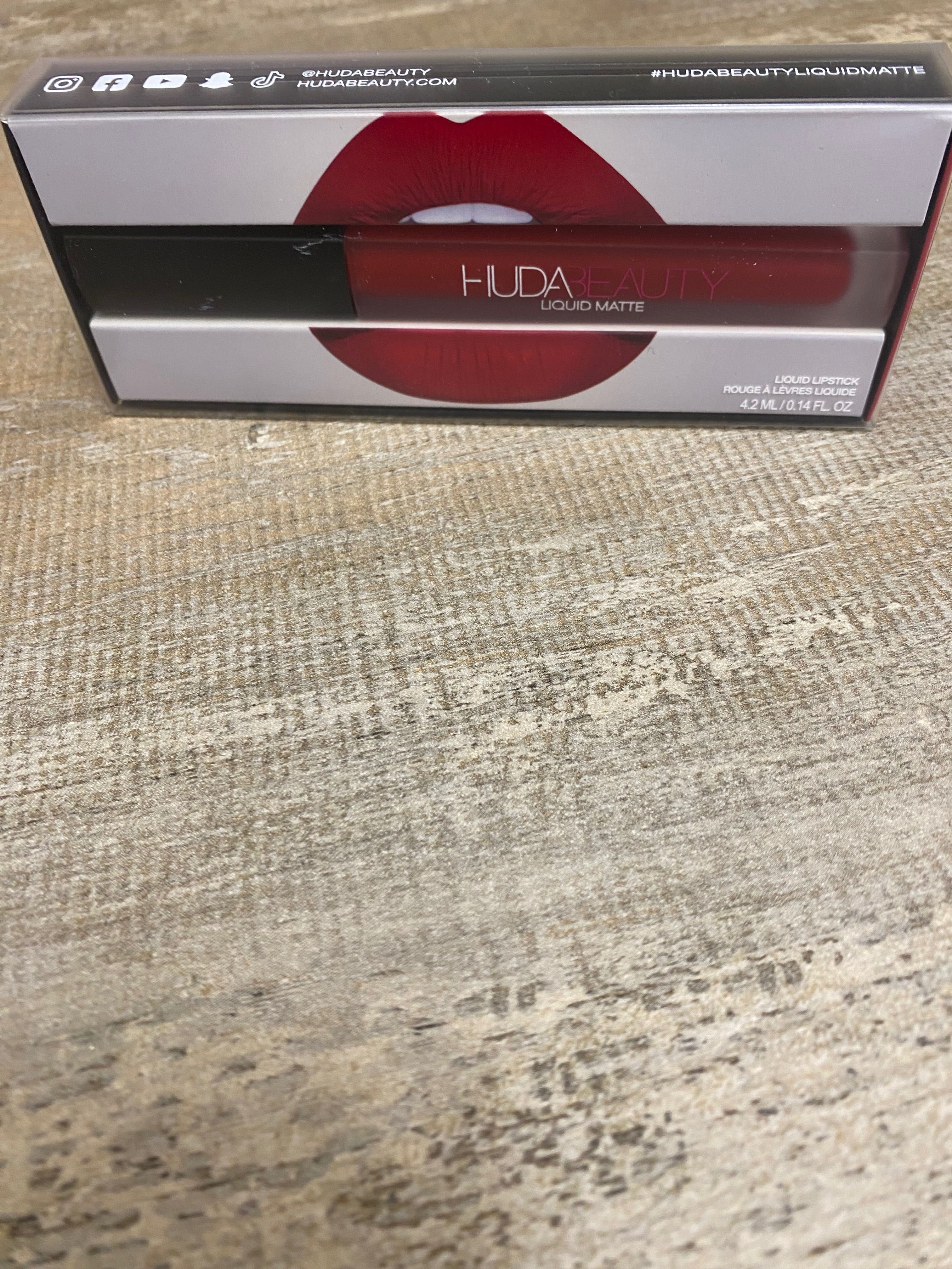 HUDA BEAUTY Liquid Matte