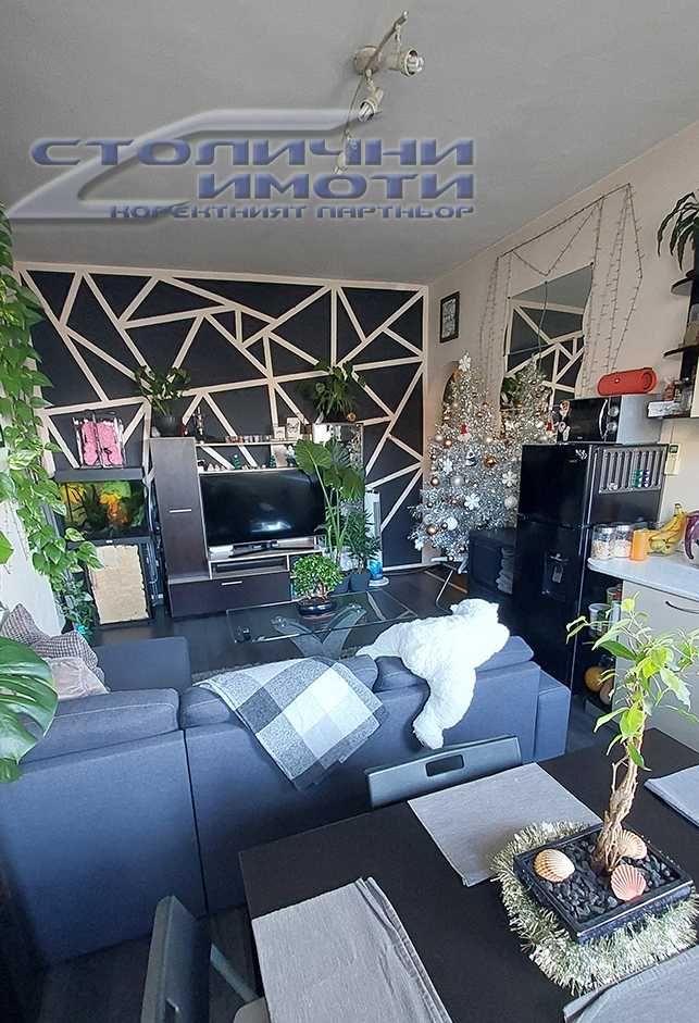 Дава се под наем Тристаен апартамент в София, Център - 70 кв.м за 714 € - Снимка #2