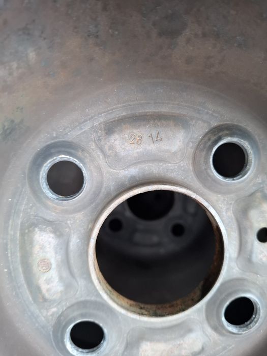 Vând set de 4 cauciucuri cu jante cu tot 175/65 R15