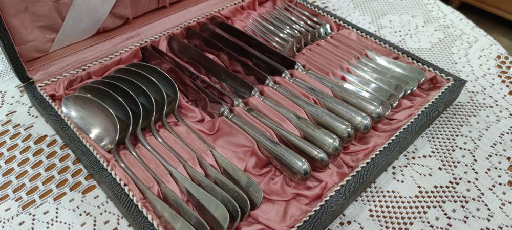 Стари Прибори за Хранене