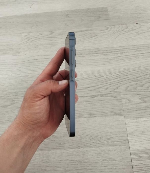 Samsung A55 rangi qora 8/256 ideal holatda hamma hujjatlari bor