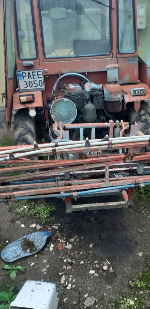 Трактор шаси с монтирана пръскачка Тарал 400 литра
