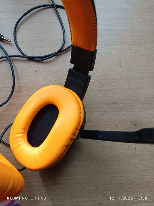 Căști cu fir și microfon