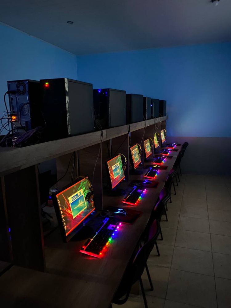 Игравыйе копьютеры коплект с меблйом