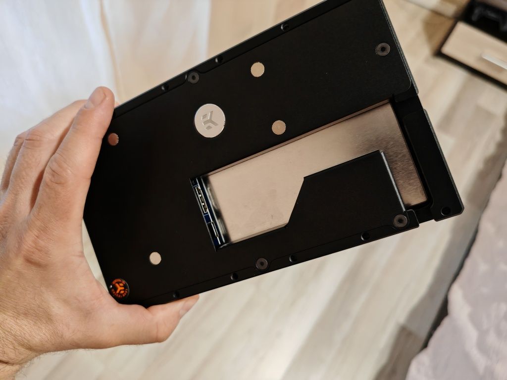Продавам мултифункционален дисплей EK QUANTUM LUMEN в гаранция