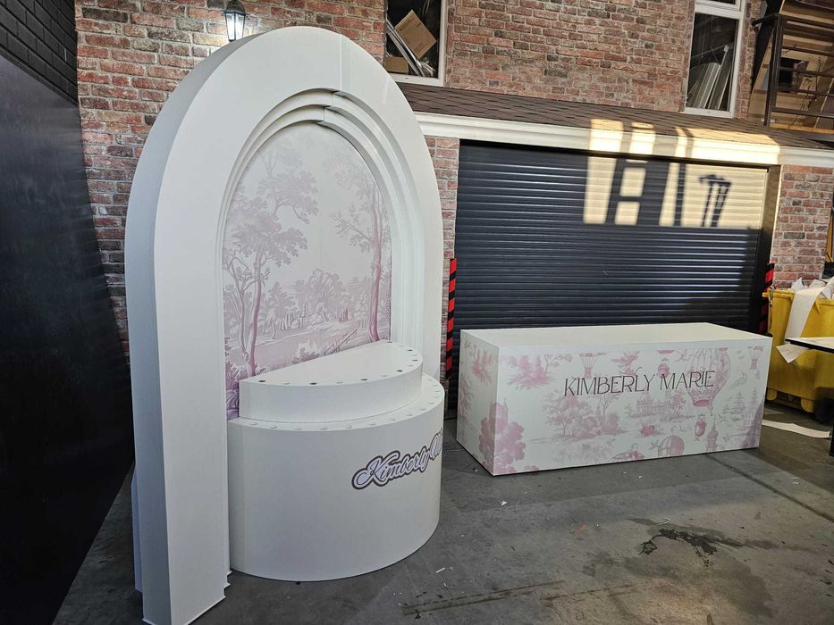 Mobilier comercial și standuri expoziționale – la comandă