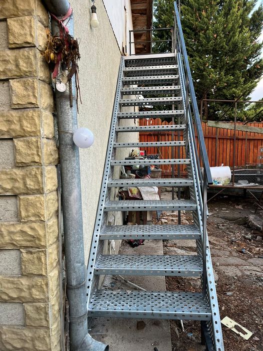 Scări metalice zincate