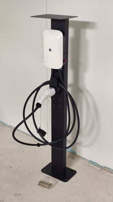 Stand suport stalp aluminiu la statie de incarcare ev auto electric