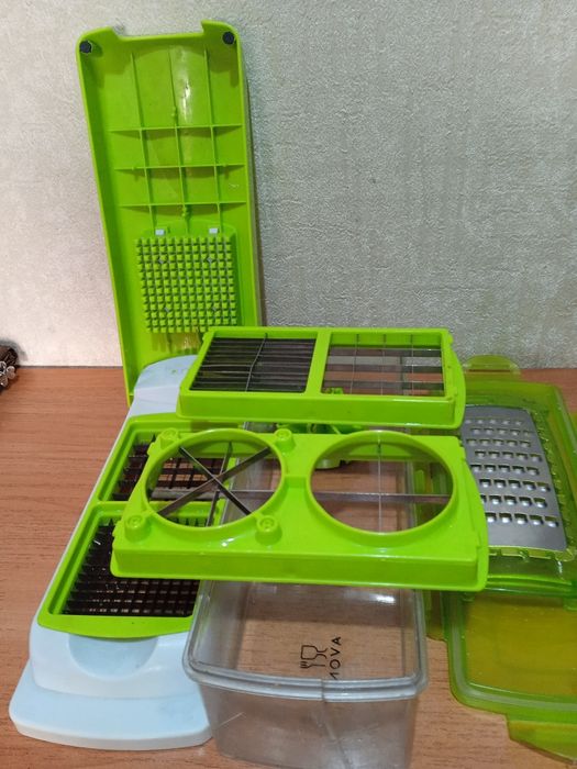 Продам посуду в хорошем состоянии, тарелки разрозненные,рабочий чайник