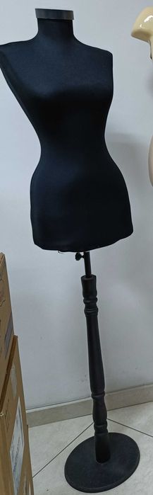 Продавам луксозно търговско оборудване за дрехи и обувки