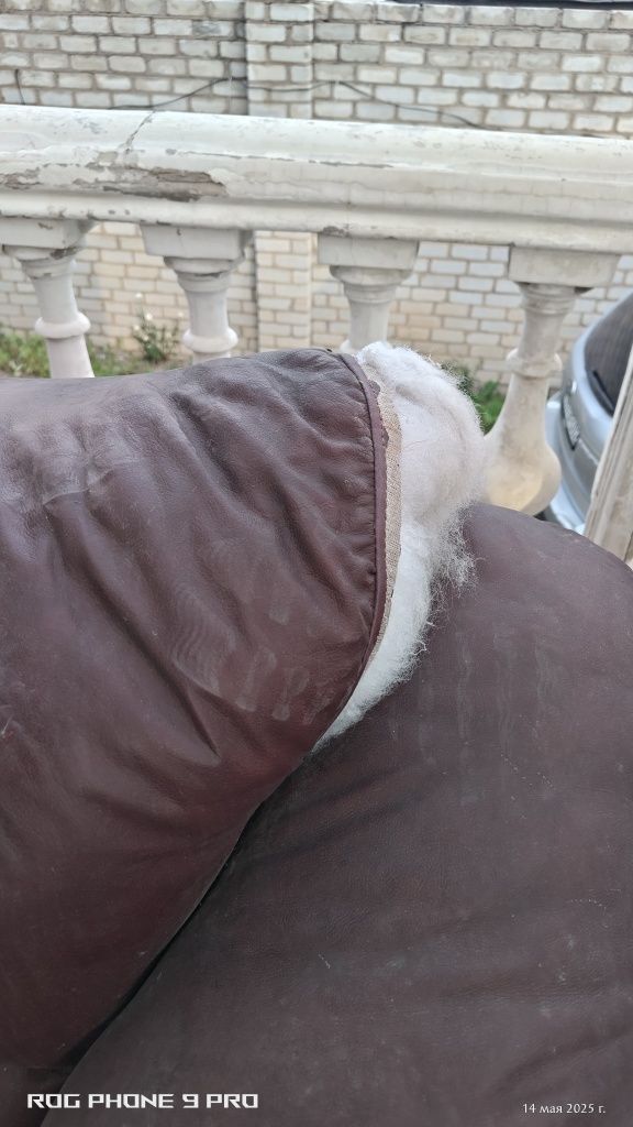 Отдам диван нуждающимся 
Стоит на улице. Из за этог