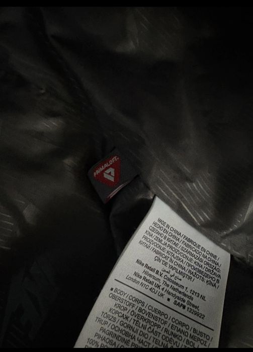 Geaca nike pufer ,mărimea M ,dar merge si L .ATENTIE CULOARE GRI!!!