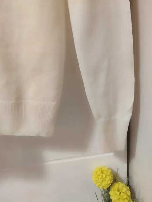 Пуловер с V-образно деколте от 100% мериносова материя