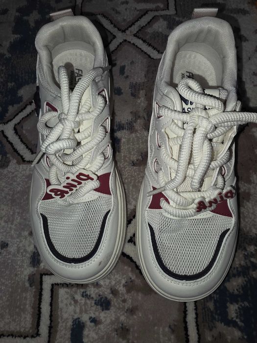 Женские кроссовки