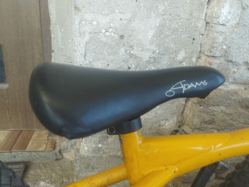 bicicleta BMX galbena