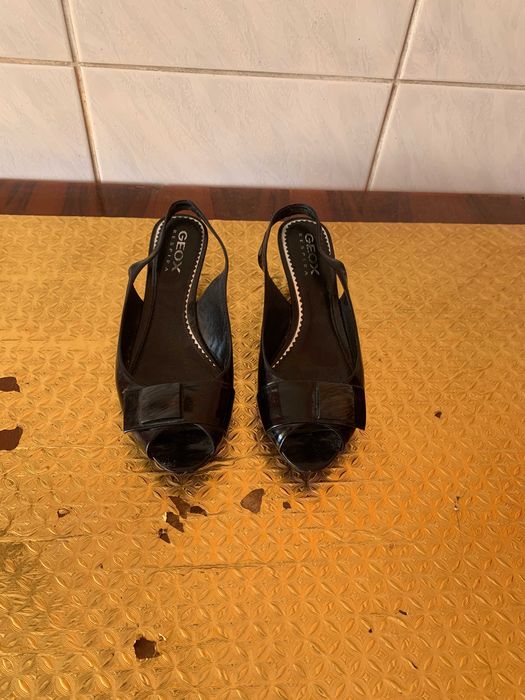 Продам босоножки женские из натур. кожи черн. цвета (сделано в Италии)