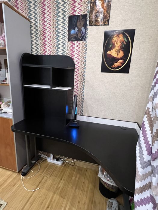 СРОЧНО Продам стол с полками