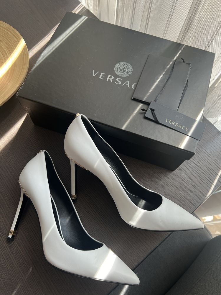 Обувки с ток Versace