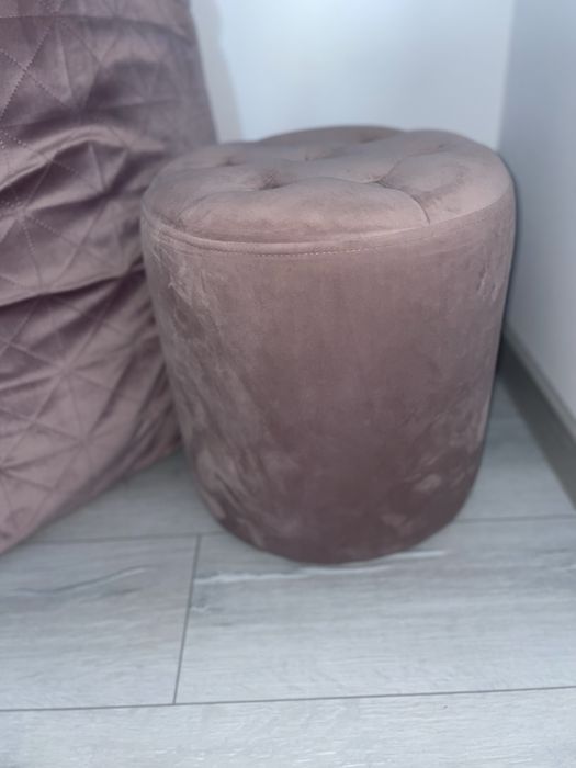 2 perne decorative și scaunul roz potrivit