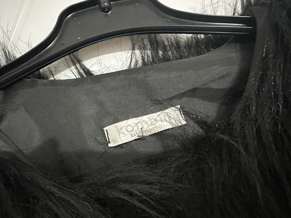 Haina din blană artificială neagră – look elegant și glam