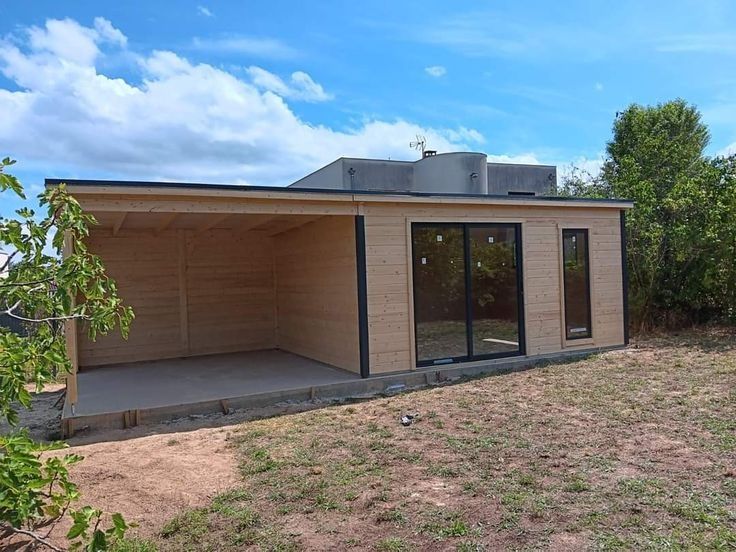 Case modulare pe structură metalică rezistentă și invelite cu panou sa