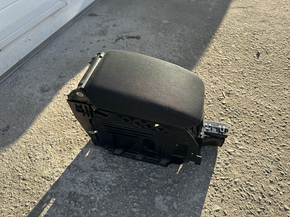 Подлакътник VW Golf 6