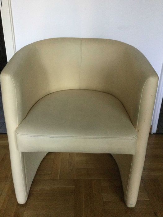 кожено канапе и стол